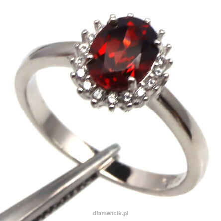 Pierścionek z granatem i cyrkonami