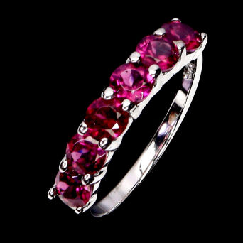 Pierścionek z malinowymi granatami