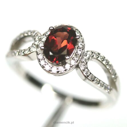 Pierścionek z granatem i cyrkonami
