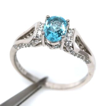 Pierścionek z topazem i cyrkonami