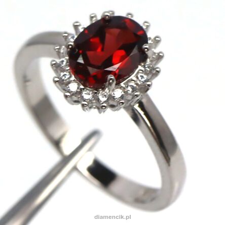 Pierścionek z granatem i cyrkonami