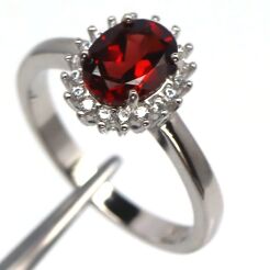 Pierścionek z granatem i cyrkonami