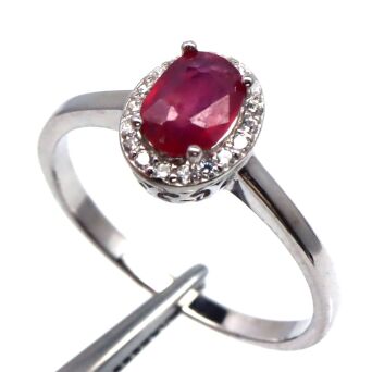 Pierścionek z rubinem i cyrkonami