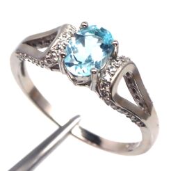 Pierścionek z topazem i cyrkonami