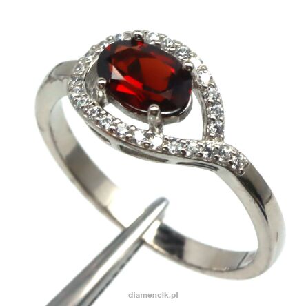 Pierścionek z granatem i cyrkonami