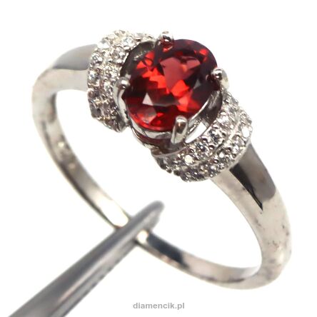 Pierścionek z granatem i cyrkonami