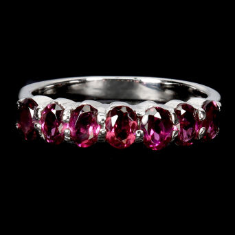 Pierścionek z malinowymi granatami